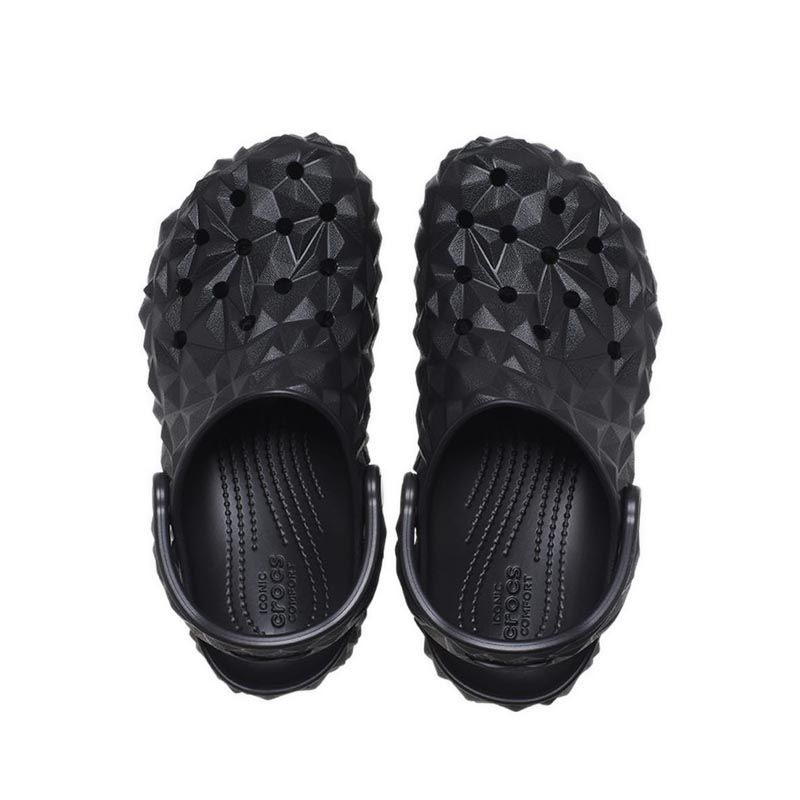 Crocs Classic Geometric Clog Unisex - Black - Gambar 4